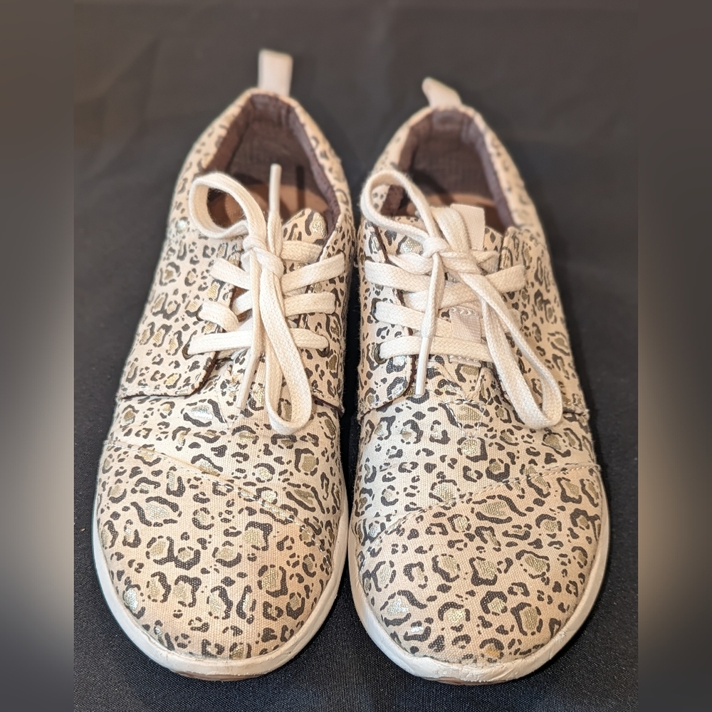 🎯 Tom’s Snow Leopard Print Lace Ups